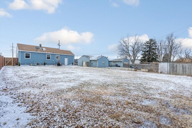 Building Photo - Gorgeous 2 bedroom 1 bathroom house!