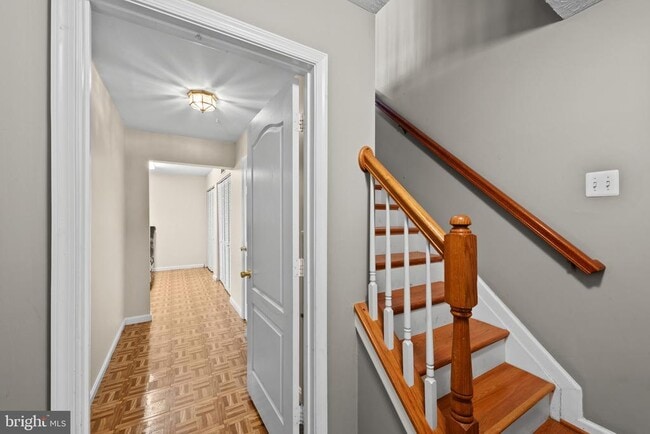 Building Photo - 8833 Hawthorne Ct