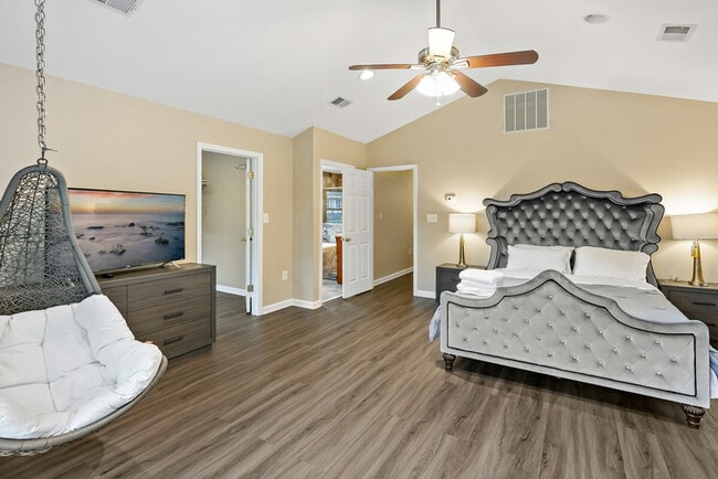 Building Photo - 9 S Walter Reed Dr