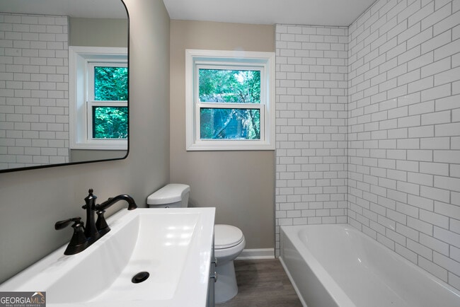 Building Photo - 515 Harper Ave SW