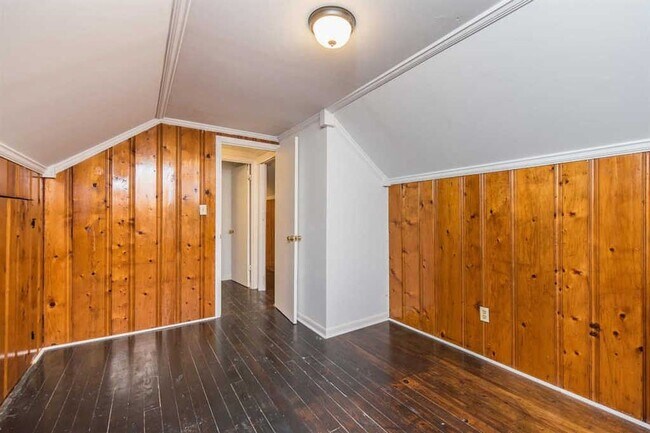 Building Photo - Spacious 4-Bed, 2-Bath Home for Comfortabl...