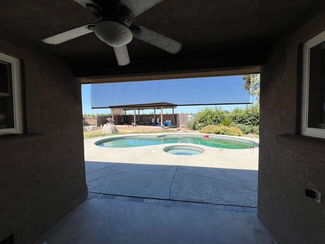 Building Photo - Stunning Country property in Oakdale!