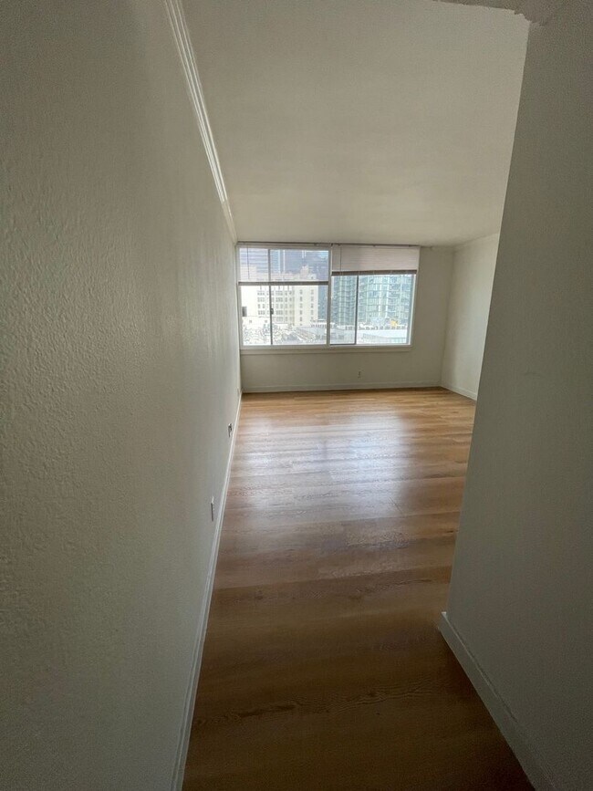 Building Photo - 600 W 9th St