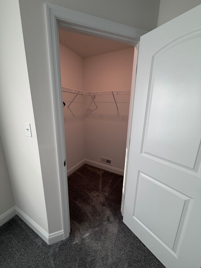 Building Photo - 156 Far Meadow Dr