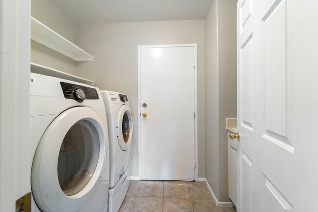 Building Photo - Gorgeous Town Home- Gated community- Pool