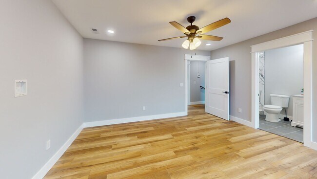 Building Photo - 1211 Hedge Ave