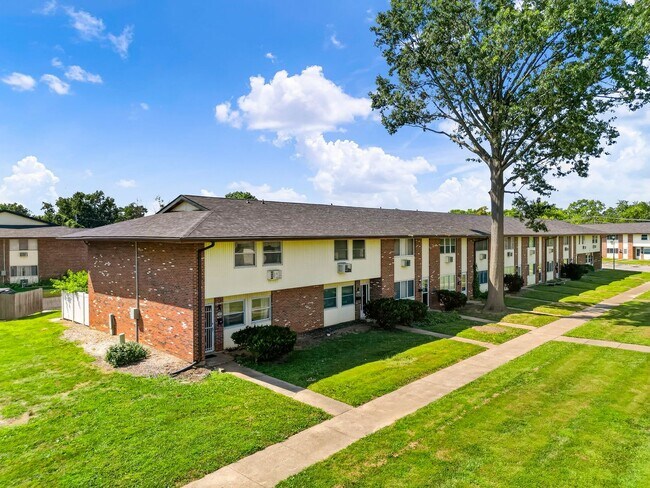 Building Photo - 7473 Hazelcrest Dr