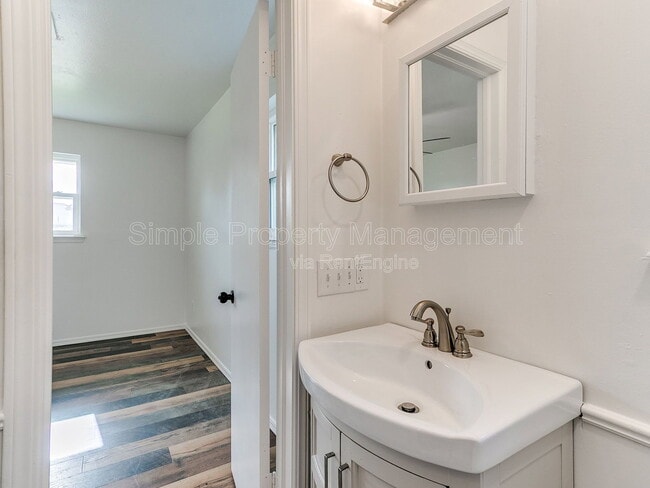 Building Photo - 2401 Fedderson Dr