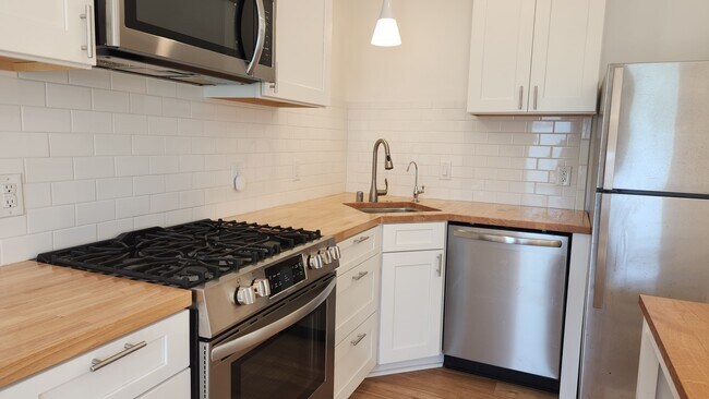 Building Photo - 3958 Lees Ave