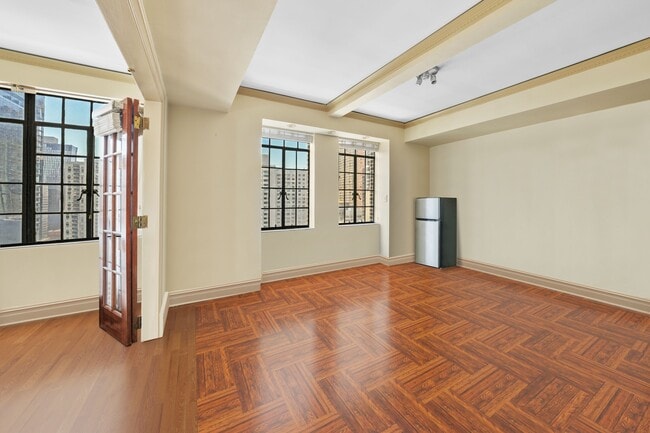 Building Photo - 320 E 42nd St