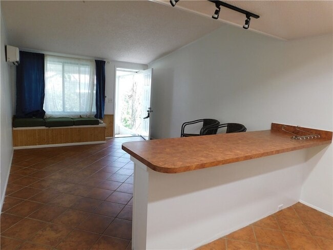Building Photo - 557 7th Pl