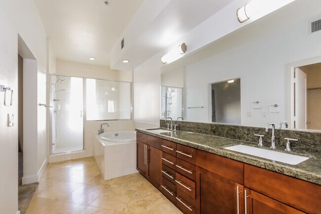 Building Photo - Spacious Condo in Downtown Long Beach!