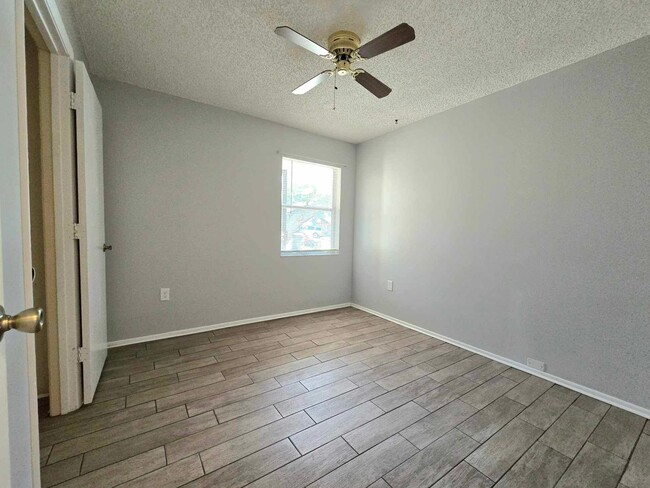 Building Photo - Spacious 3 Bedroom / 2 Bath with inside wa...