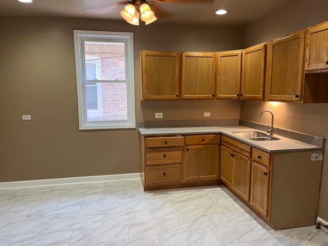 Building Photo - 722 E 91st Pl