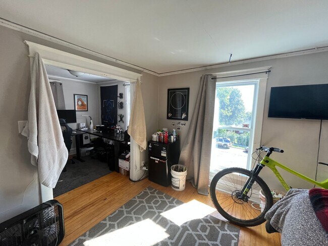 Building Photo - JUNE 2026 - Duluth MN 7 Bed - 2 Bath Singl...