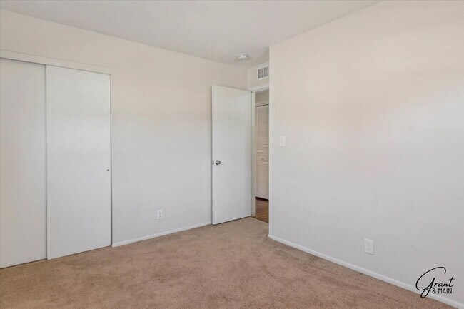 Building Photo - $1995 3 bedroom ranch Shelby TWP