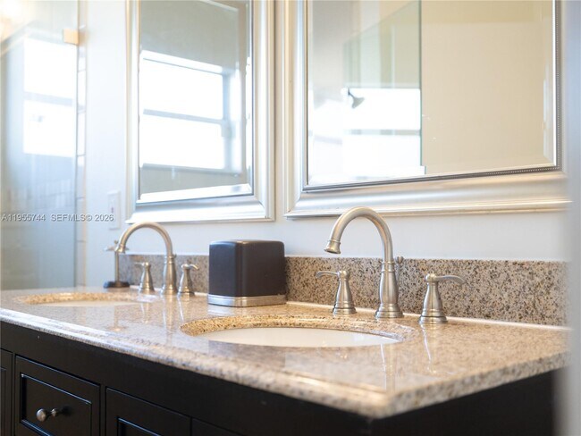 Building Photo - 200 W Riverbend Dr