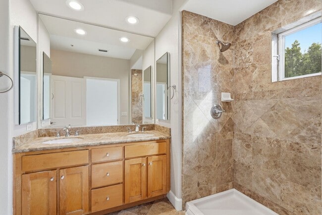 Building Photo - Downtown Mountain View 3 Bedroom 3.5 Bathr...