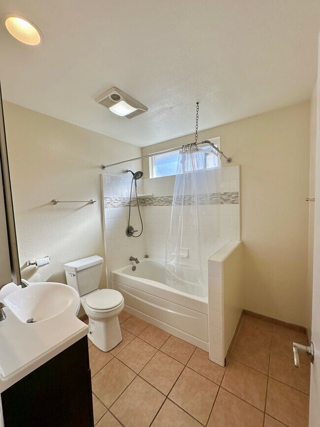 Building Photo - UPCOMING 2 BED 1 BATH COZY CASITA AVAILABLE 5/15/26!!