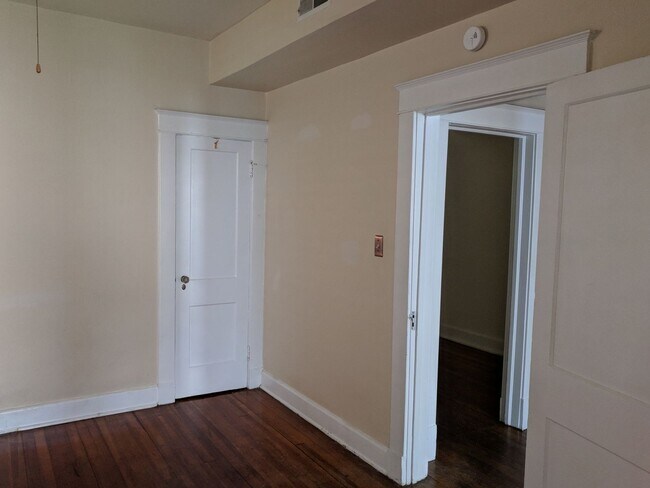 Building Photo - 118 S Colonial Ave