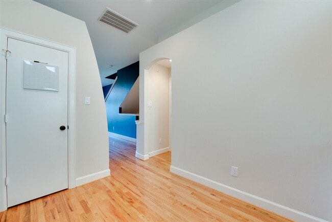 Building Photo - 5941 S Loop E