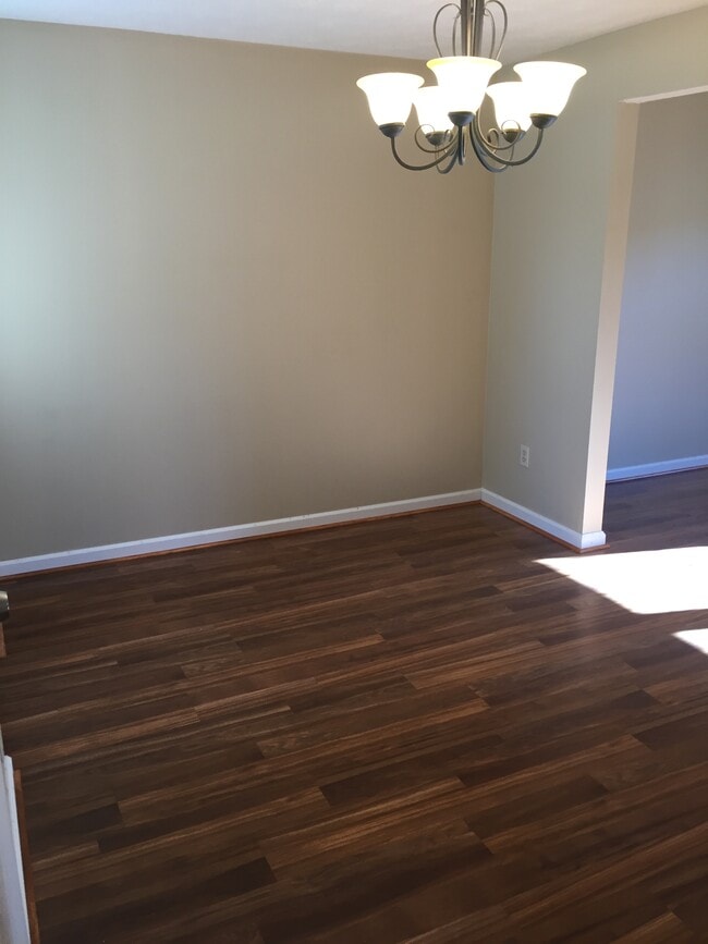 Dining area - 246 E Commons Dr