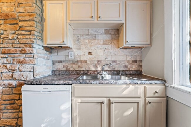 Building Photo - Charming 1 Bedroom near Noblesville High School and Downtown.