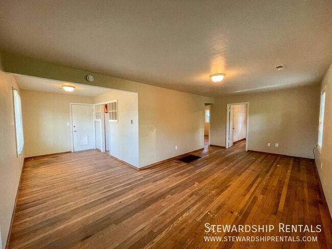 Building Photo - 2009 NW Tyler Ave