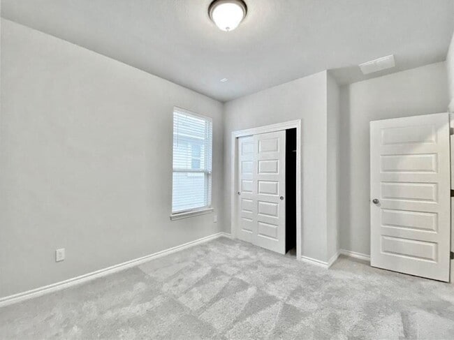 Building Photo - 816 Alta Wy