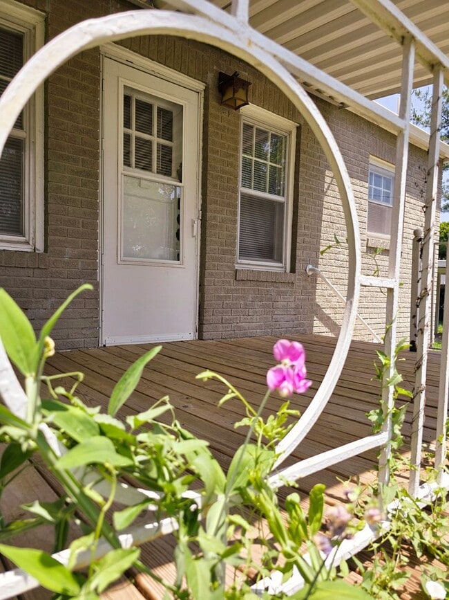 Building Photo - Cute Bungalow - 2 Living Areas & Bacement