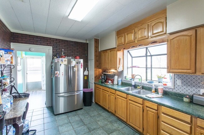 Building Photo - Spacious Home ready for a new family!