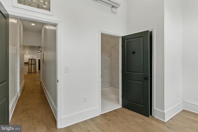 Building Photo - 1637 W Girard Ave