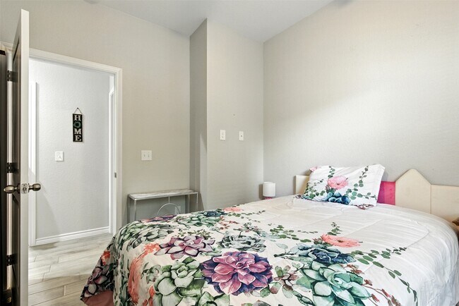 Building Photo - 352 Westchase St
