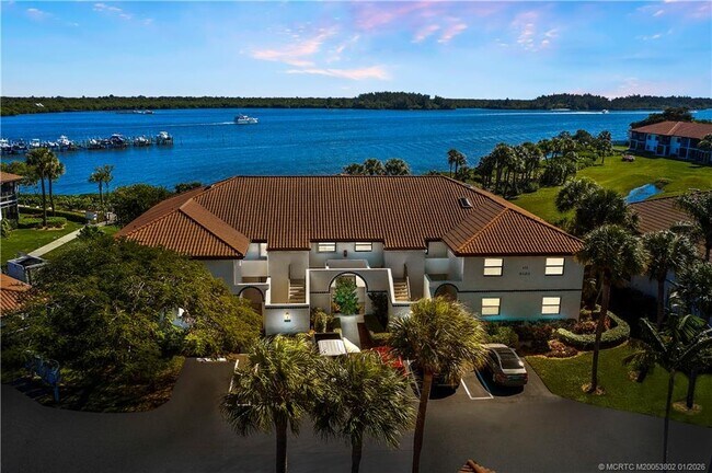 Building Photo - 6122 SE Landing Way