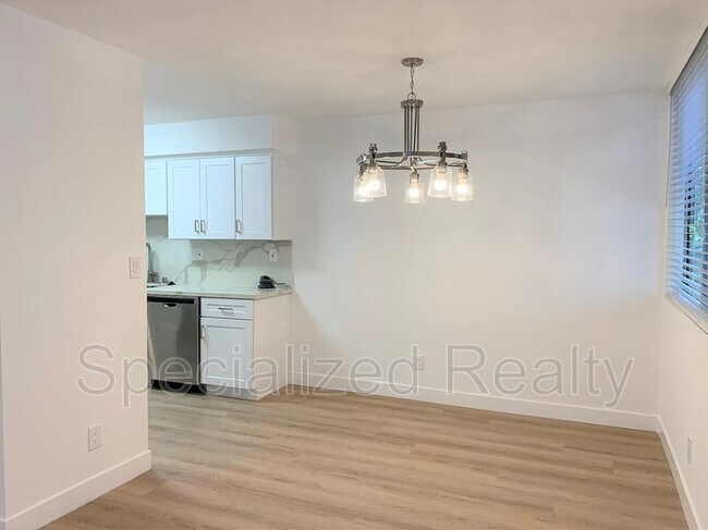 Building Photo - 12325 Moorpark St