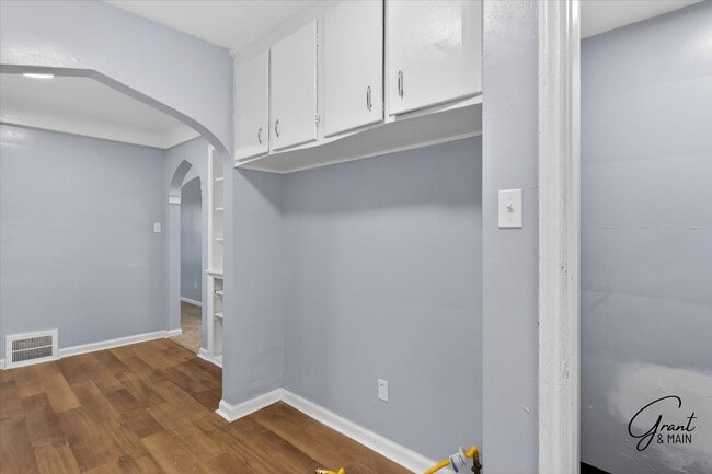 Building Photo - $1200 2 bedroom ranch