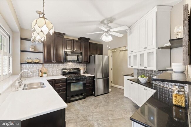 Building Photo - 858 S Front St