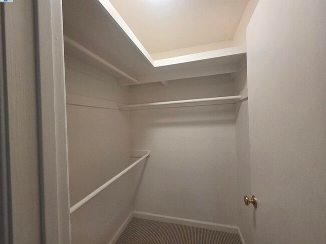 Building Photo - 6084 Vía de los Cerros