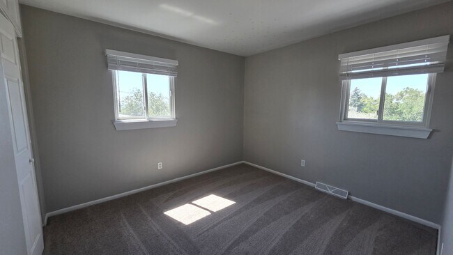 Building Photo - 4 Bedroom 2 Bath with Finished Basement and Study!