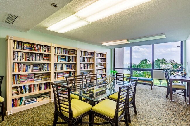 Building Photo - 1 Key Capri