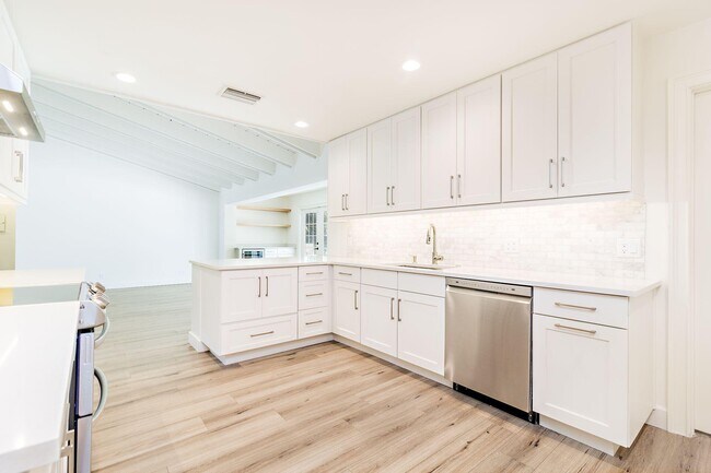 Building Photo - 120 Miramar Way