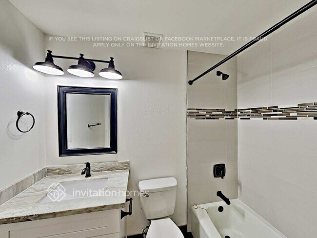 Building Photo - 1913 E Alameda Dr