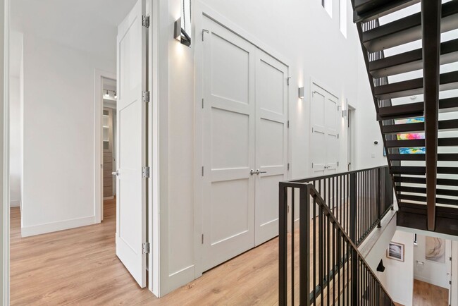 Building Photo - LUX 3BD, 5BA Townhome Near Cherry Creek, C...