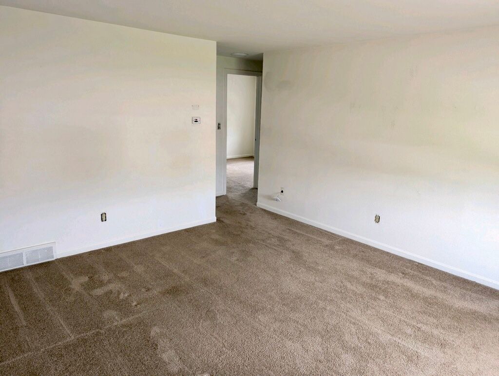 Building Photo - 646 W Main St