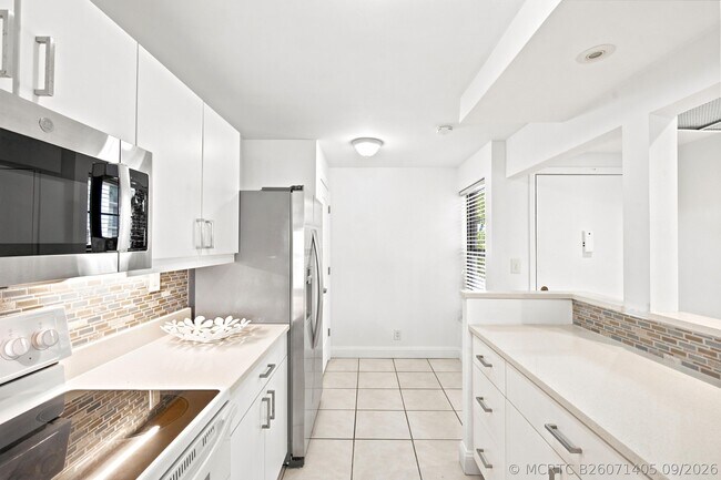 Building Photo - 8 Royal Palm Way