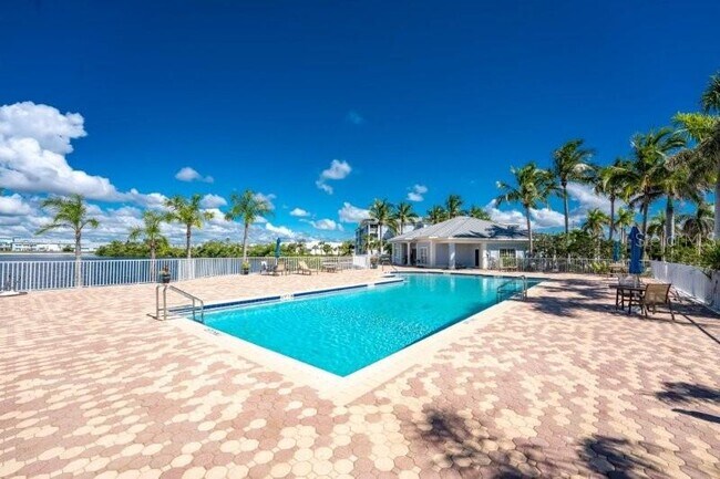 Building Photo - 2001 Bal Harbor Blvd