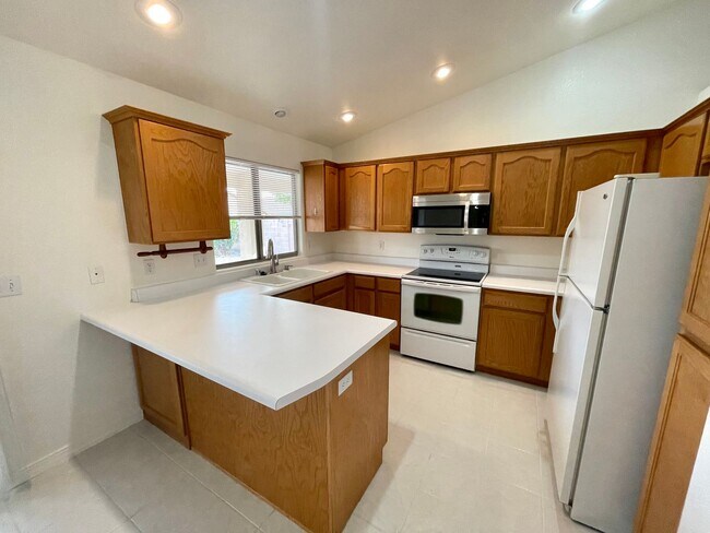 Building Photo - Nice 3 Bedroom 2 Bath Home in Chaparral Mesa!