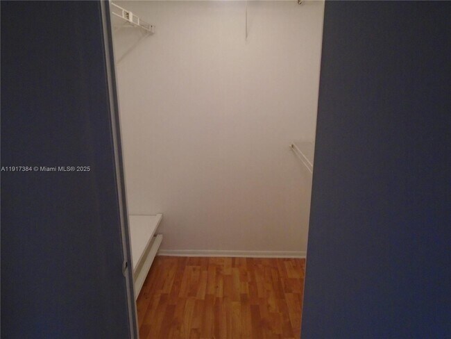 Building Photo - 4174 Inverrary Dr