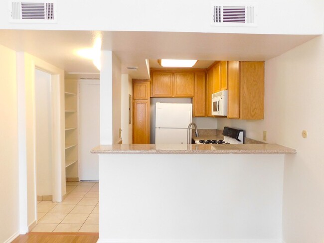 Building Photo - Large Spacious Studio for Rent in Encino