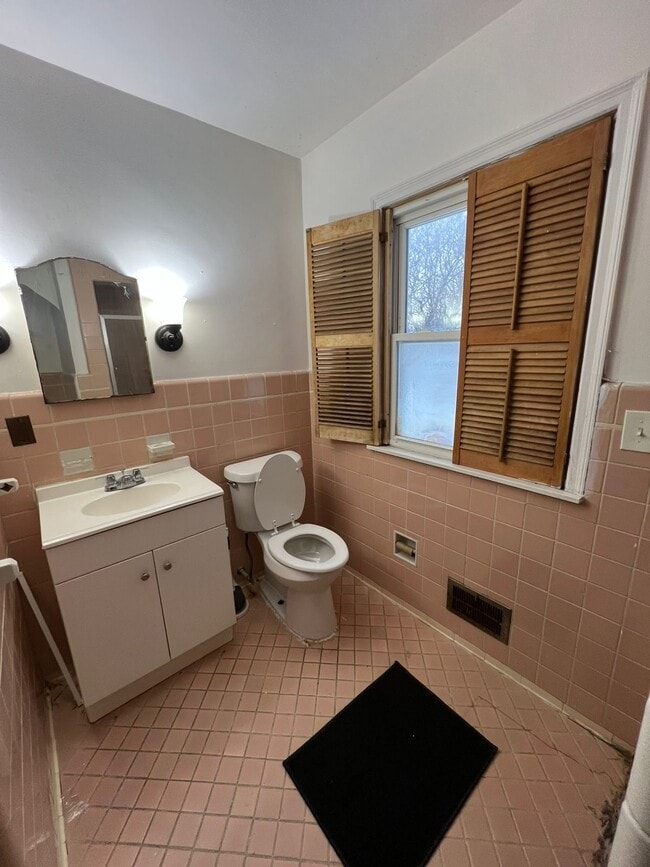 Building Photo - 17410 Mendota St